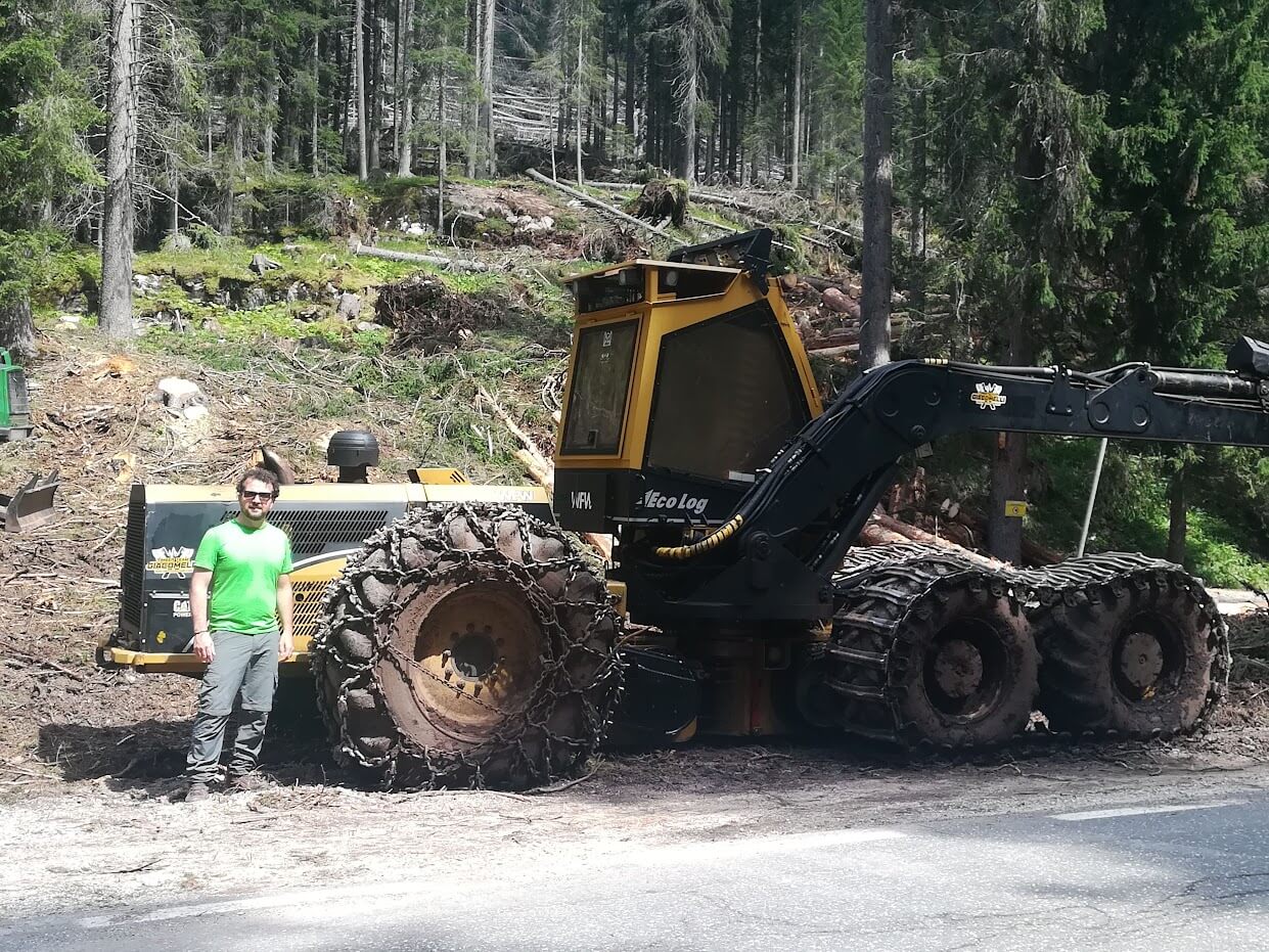 Macchina per il taglio boschivo forestale organizzato dallo studio agro forestale Gori in Prato